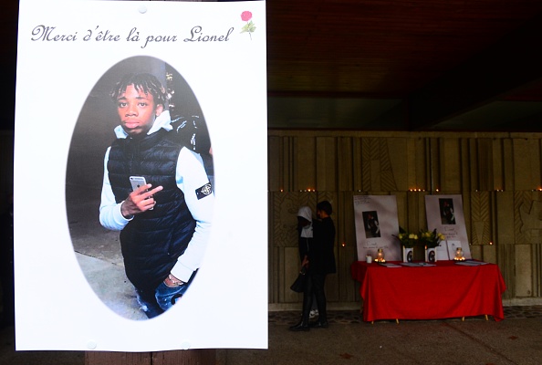 Des bougies sont allumées lors d'une messe en hommage à Lionel Sess, 16 ans, lors de ses obsèques à l'intérieur de l'église de la Trinité à Bordeaux le 13 février 2021. ( MEHDI FEDOUACH/AFP via Getty Images)