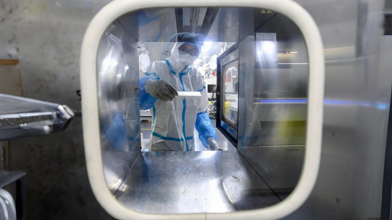 Un technicien travaille avec les échantillons dans le laboratoire Fire Eye spécialisé sur la détection du Covid-19, à Wuhan, en Chine, le 5 août 2021. (STR/AFP via Getty Images)