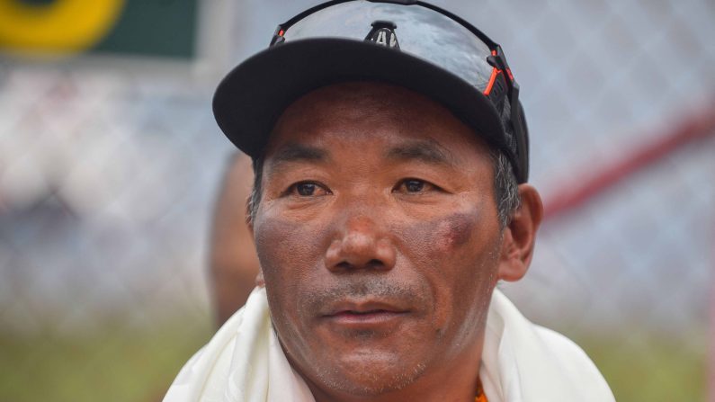 L'alpiniste népalais Kami Rita Sherpa a atteint le sommet de l'Everest pour la 31e fois mardi. (NISHA BHANDARI/AFP via Getty Images)