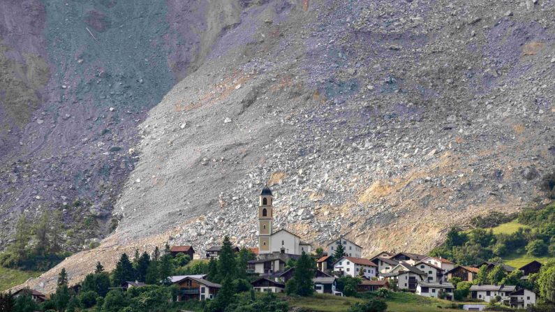 Illustration. Le 16 juin 2023, vue de Brienz, en Suisse orientale, épargné de justesse par un éboulement massif. (ARND WIEGMANN/AFP via Getty Images)