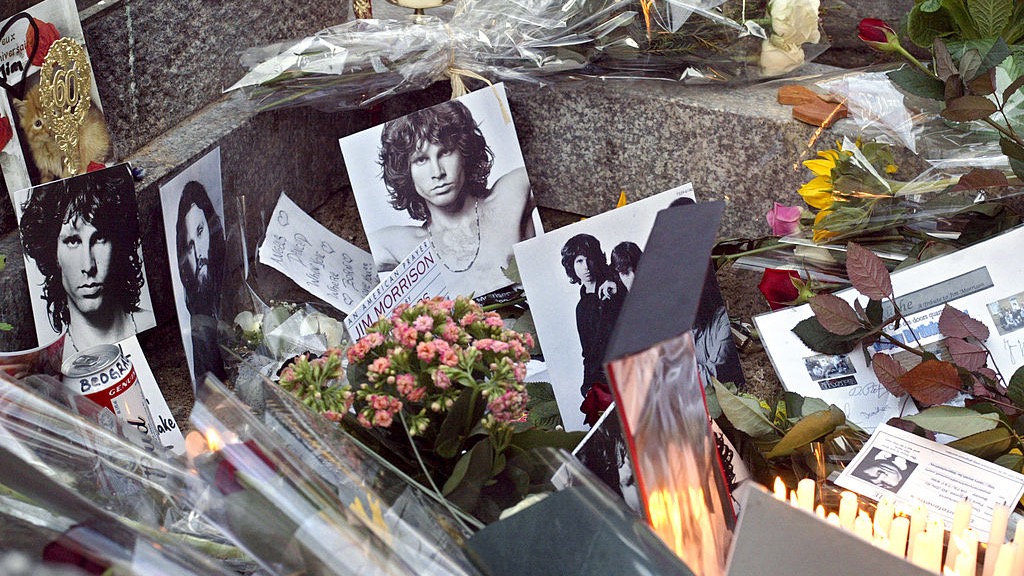 Jim Morrison : le buste disparu de sa tombe à Paris retrouvé 30 ans plus tard