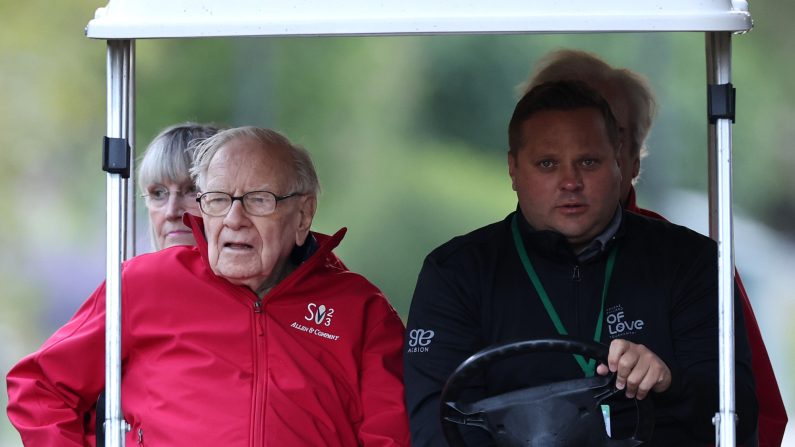 Warren Buffett, président-directeur général de Berkshire Hathaway, se rend à la session matinale de la conférence Allen & Company Sun Valley le 13 juillet 2023 à Sun Valley, Idaho (Kevin Dietsch/Getty Images).
