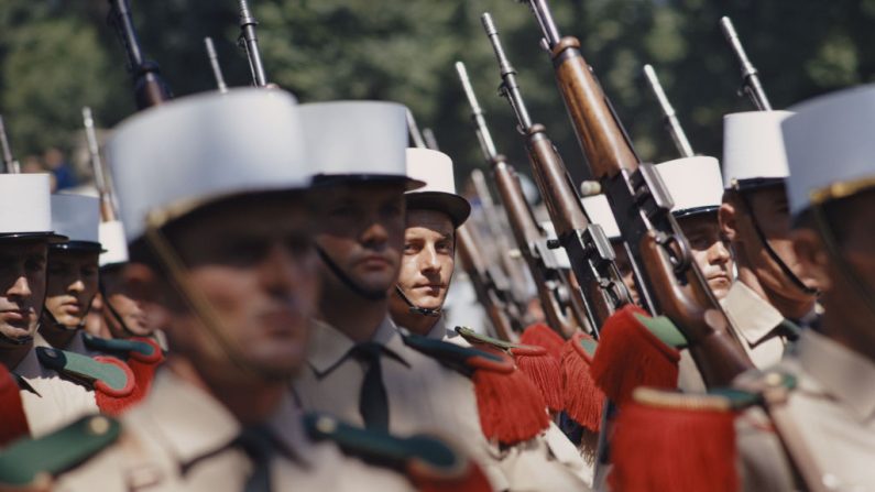 Parade de la Légion étrangère, les "képis blancs", lors du défilé du 14 juillet 1971 à Paris. (Crédit photo Frederic Lewis/Archive Photos/Getty Images)