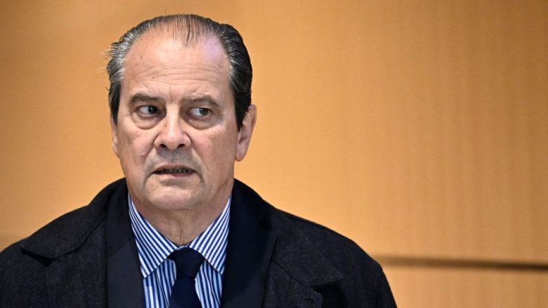 Jean-Christophe Cambadelis arrive à son procès pour détournement d'indemnités parlementaires, au Palais de justice de Paris, le 18 octobre 2023. (JULIEN DE ROSA/AFP via Getty Images)