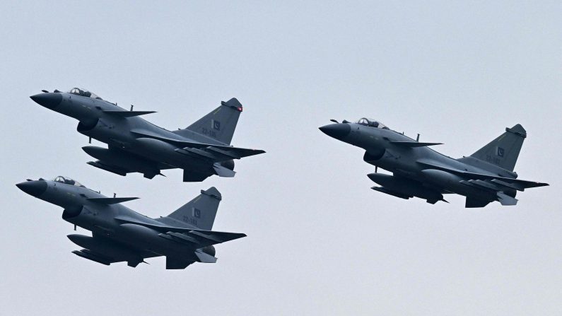 Des avions de chasse J-10C de l'armée de l'air pakistanaise effectuent une répétition à Islamabad, au Pakistan, le 21 mars 2024. (Aamir Qureshi/AFP via Getty Images)
