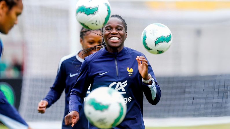 Griedge Mbock, a estimé que les non-convocations de Wendie Renard, Eugénie Le Sommer et Kenza Dali étaient « une grande perte » pour les Bleues en vue des prochaines échéances, se disant « peinée ». (Photo : JOHANNES EISELE/AFP via Getty Images)