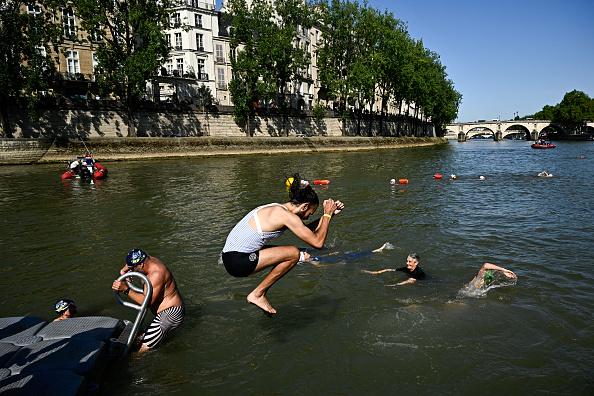 Un habitant local plonge dans la Seine, à Paris, le 17 juillet 2024. (JULIEN DE ROSA/AFP via Getty Images)