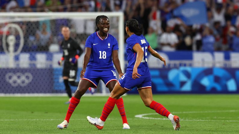 Griedge Mbock a été nommée capitaine de l'équipe de France pour lancer les Bleues dans une nouvelle ère à un mois de l'Euro et à la suite de la non-convocation de Wendie Renard, qui portait le brassard depuis des années. (Photo : Claudio Villa/Getty Images)