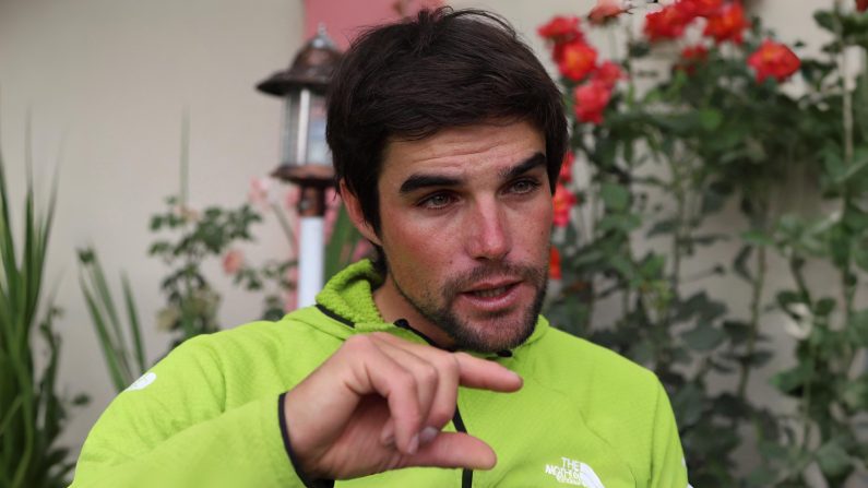 L'alpiniste Benjamin Vedrines après avoir atteint le sommet du K2 au Pakistan, à Skardu dans la région pakistanaise du Gilgit-Baltistan, le 4 août 2024. (MANZOOR BALTI/AFP via Getty Images)