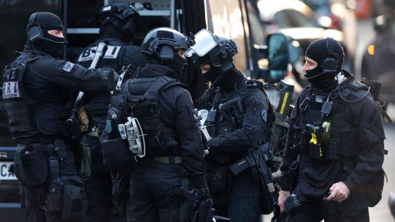 Des agents de la Brigade de recherche et d'intervention (BRI) rangent leurs affaires après l'intervention. Illustration. (IAN LANGSDON/AFP via Getty Images)