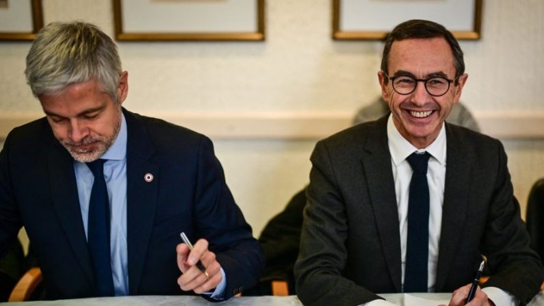 Le ministre français de l'Intérieur Bruno Retailleau (à dr.) et le président du groupe parlementaire Droite Républicaine Laurent Wauquiez (à g.) assistent à une réunion à la mairie de Monistrol-sur-Loire, le 22 novembre 2024, dans le cadre du déplacement du ministre sur le thème de la sécurité. (OLIVIER CHASSIGNOLE/AFP via Getty Images)