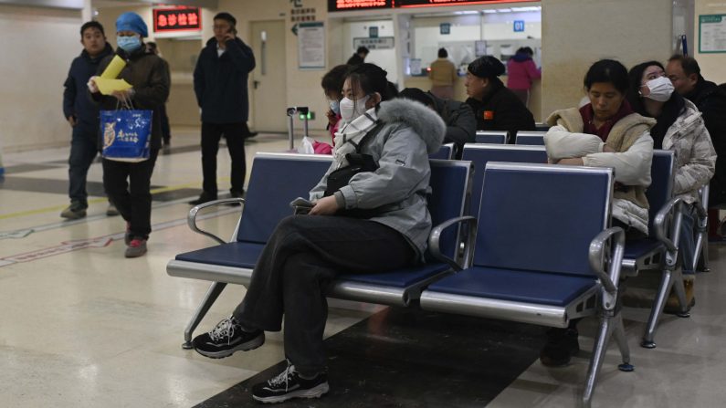 Des personnes attendent dans un hôpital de Pékin, le 10 janvier 2025. (WANG ZHAO/AFP via Getty Images)