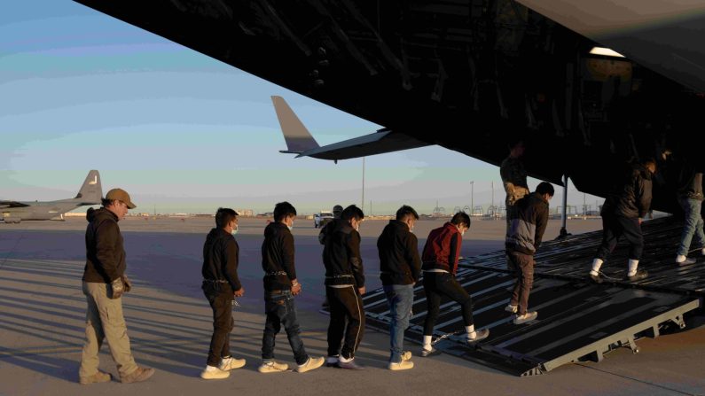 Dans ce document fourni par le ministère américain de la Défense, des agents de sécurité des douanes et de la protection des frontières des États-Unis guident des immigrants illégaux à bord d'un C-17 Globemaster III affecté à la 60e Escadre de mobilité aérienne pour un vol d'éloignement à Fort Bliss, au Texas, le 23 janvier 2025. (Photo du ministère de la Défense par le sergent de première classe Nicholas J. De La Pena de l'armée américaine)