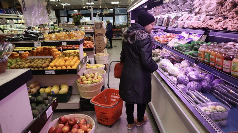 Nora Cullen fait ses courses dans une épicerie le 03 février 2025 à Toronto, au Canada. Les Canadiens sont confrontés à la perspective d'une augmentation des prix des produits d'épicerie en raison de la guerre commerciale lancée par le président américain Donald Trump. Le Canada a annoncé des tarifs de rétorsion et des embargos sur les produits après que Trump a annoncé des tarifs de 25 % sur les produits canadiens. (Joe Raedle/Getty Images)