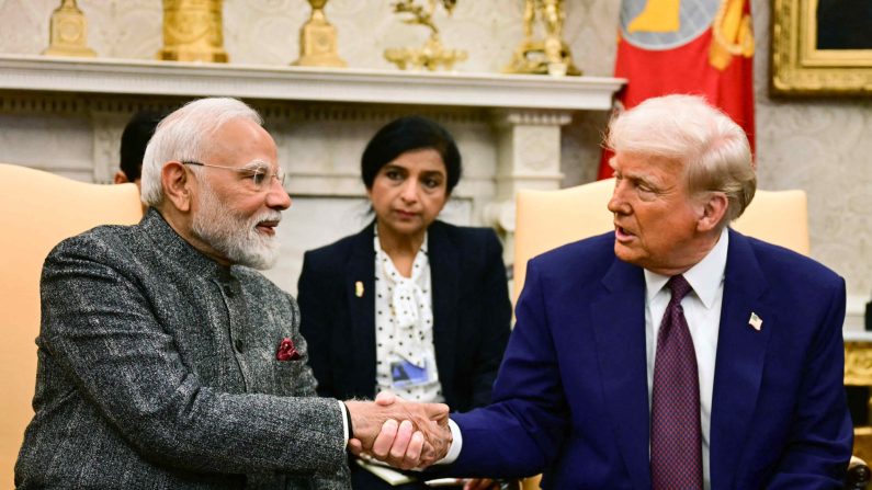 Le président américain Donald Trump serre la main du Premier ministre indien Narendra Modi lors d'une réunion dans le Bureau ovale de la Maison-Blanche, à Washington, le 13 février 2025. (Jim Watson/AFP via Getty Images)