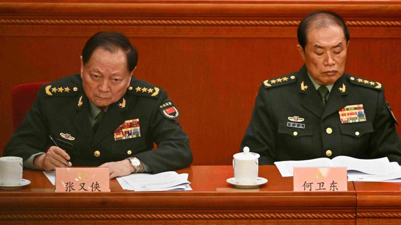 Le général He Weidong (à dr.), deuxième vice-président de la Commission militaire centrale (CMC), et Zhang Youxia, premier vice-président de la CMC, assistent à la cérémonie d'ouverture de la Conférence consultative politique du peuple chinois au Grand Hall du peuple, à Pékin, le 4 mars 2025. (Pedro Pardo/AFP via Getty Images)