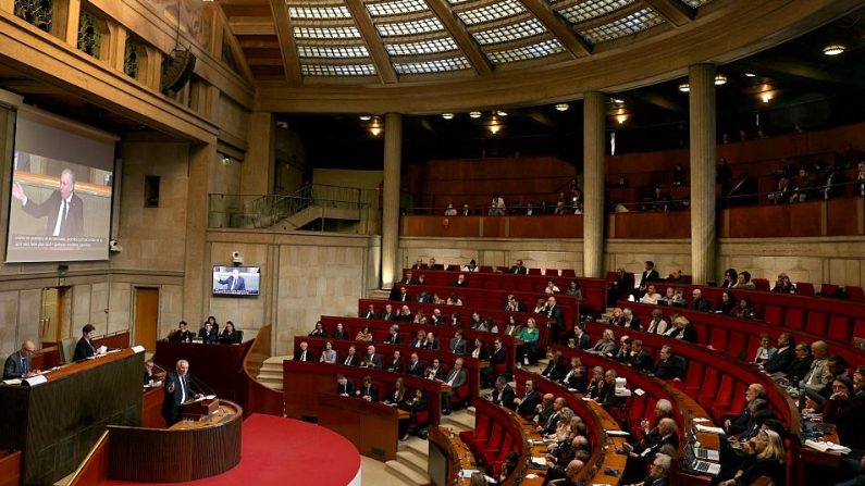 Le Premier ministre François Bayrou s'adresse à la session plénière du Conseil économique, social et environnemental (CESE) à Paris, le 1er avril 2025, pressenti pour organiser les prochaines conventions citoyennes (THOMAS SAMSON/AFP via Getty Images)