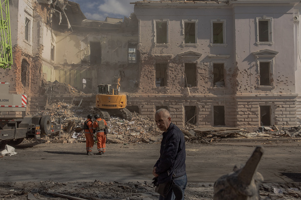 Des secouristes ukrainiens fouillent les décombres à Soumy, en Ukraine, le 14 avril 2025, après une frappe russe qui a fait au moins 34 morts. (ROMAN PILIPEY/AFP via Getty Images)