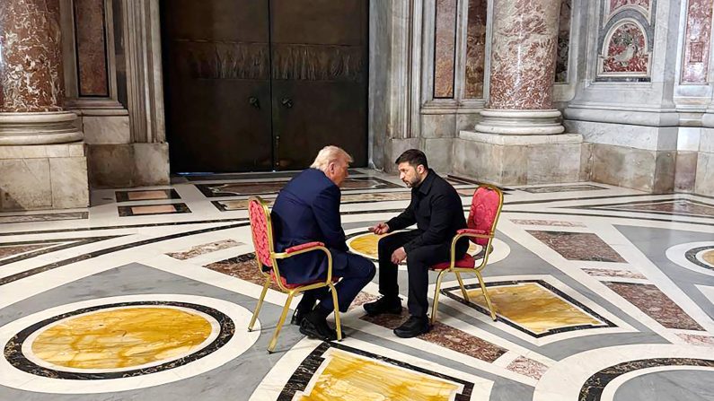 Le président ukrainien Volodymyr Zelensky (à dr.) rencontre le président américain Donald Trump (à g.) lors des funérailles du pape François à la basilique Saint-Pierre au Vatican, le 26 avril 2025 à la Cité du Vatican, au Vatican. (Bureau du président de l'Ukraine via Getty Images)