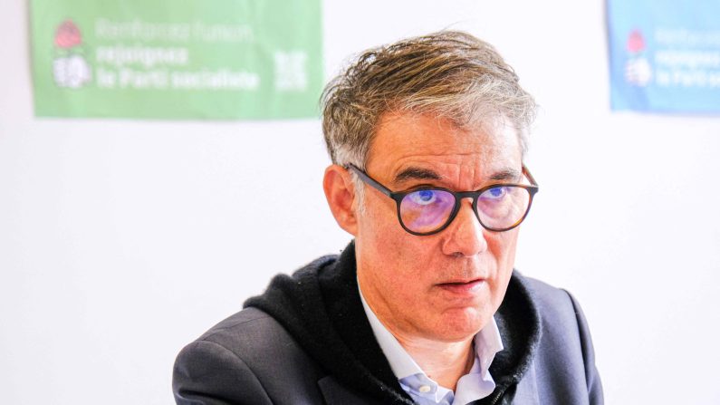 Olivier Faure lors d'une conférence de presse dans les locaux de la fédération drômoise du Parti socialiste à Valence, France, le 17 avril 2025. (NICOLAS GUYONNET/Hans Lucas/AFP via Getty Images) 