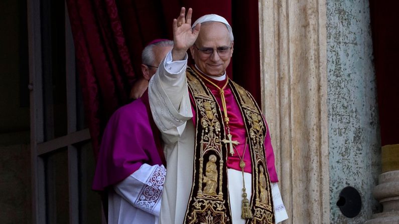 Le nouveau pontife élu, le pape Léon XIV, est vu pour la première fois depuis le balcon du Vatican le 8 mai 2025. (Antonio Masiello/Getty Images)