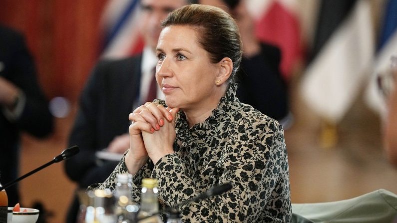 La première ministre danoise, Mette Frederiksen, écoute le sommet des dirigeants de la Force expéditionnaire interarmées (JEF), le 9 mai 2025 à Oslo, en Norvège. (Alastair Grant - WPA Pool/Getty Images)