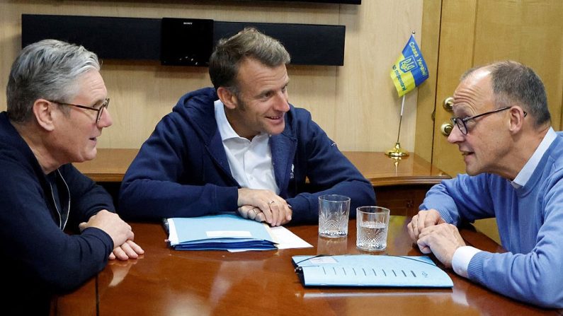 Le Président Emmanuel Macron, le Premier ministre britannique Keir Starmer (à g.) et le chancelier allemand Friedrich Merz tiennent une réunion à bord d'un train pour Kiev, à Shegyni, en Ukraine, le 9 mai 2025. (LUDOVIC MARIN/POOL/AFP via Getty Images)