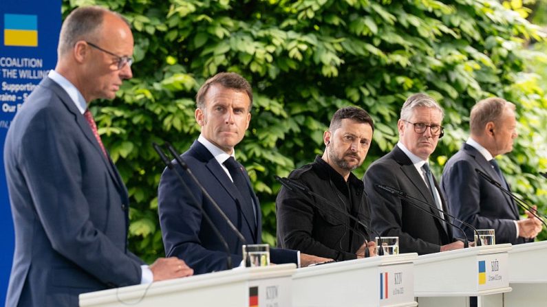 (de g. à dr.) Friedrich Merz, Emmanuel Macron, Volodymyr Zelensky, Keir Starmer et Donald Tusk au palais présidentiel de Kiev, où ils ont tenu une réunion de la « coalition des volontaires » le 10 mai 2025, en Ukraine. (Stefan Rousseau - WPA Pool/Getty Images)