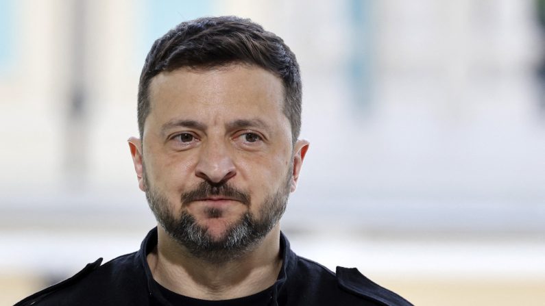 Le président ukrainien Volodymyr Zelensky s'exprime lors d'une conférence de presse dans les jardins du palais Mariinsky, à Kyiv, le 10 mai 2025, à la suite d'une rencontre avec des dirigeants européens dans la capitale ukrainienne. (LUDOVIC MARIN/POOL/AFP via Getty Images) 