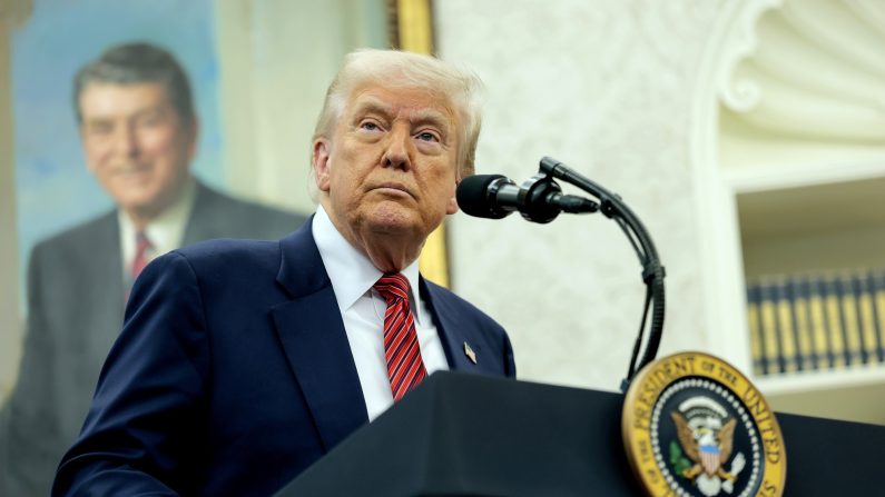 Le président Donald Trump s'exprime lors d'une cérémonie de prestation de serment pour le nouvel ambassadeur des États-Unis en Chine, David Perdue, dans le bureau ovale de la Maison-Blanche à Washington le 7 mai 2025. (Anna Moneymaker/Getty Images) 