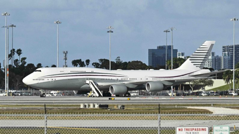 Un Boeing 747 qatari trône sur le tarmac de l'aéroport international de Palm Beach après la visite de l'avion par le président Donald Trump, le 15 février 2025. (Roberto Schmidt/AFP via Getty Images)
