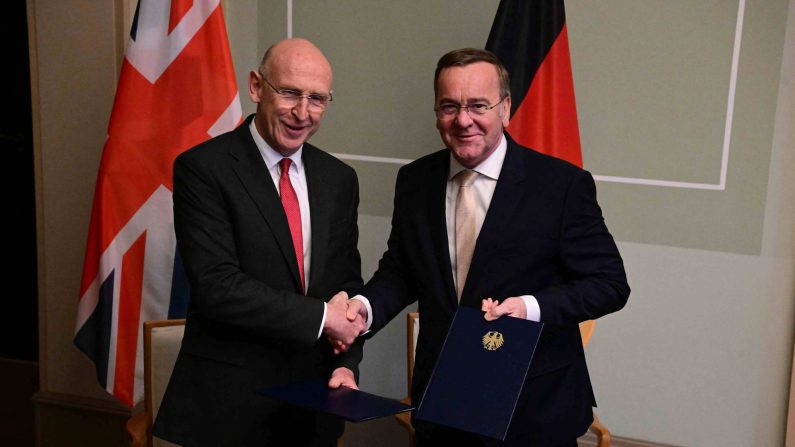 Le ministre allemand de la Défense, Boris Pistorius (à dr.), et le ministre britannique de la Défense, John Healey, se serrent la main à la Villa Borsig lors du Conseil des ministres de la Défense de la Maison de la Trinité, à Berlin, le 15 mai 2025. (TOBIAS SCHWARZ/AFP via Getty Images)