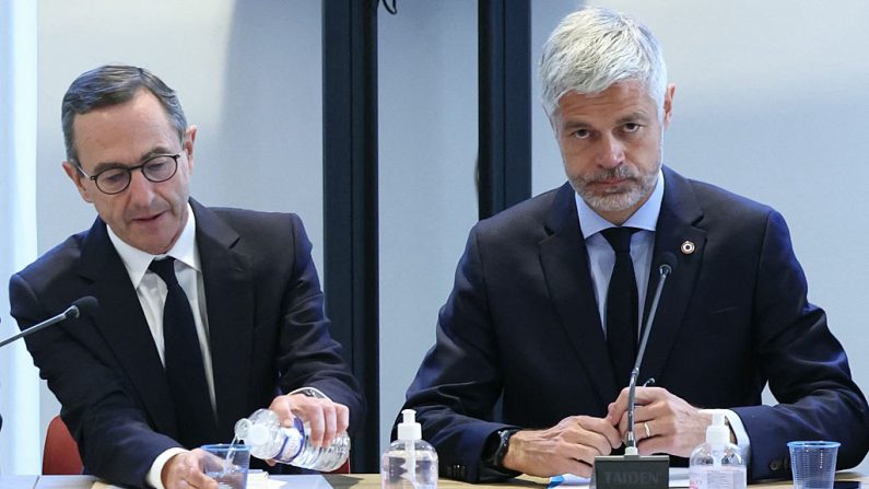 Le président des Républicains Bruno Retailleau (à g.) et le président du groupe parlementaire Droite Républicaine Laurent Wauquiez avant une réunion du groupe parlementaire LR à l'Assemblée nationale, le 20 mai 2025. (THOMAS SAMSON/AFP via Getty Images)