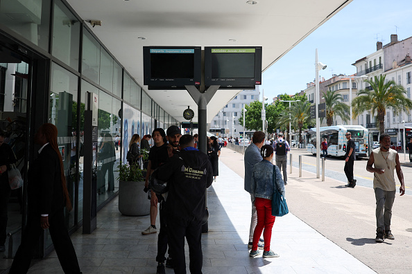 Les écrans des horaires des trains restent hors service à la gare de Cannes lors d'une coupure de courant dans le sud-ouest de la France, le dernier jour de la 78e édition du Festival de Cannes, le 24 mai 2025. (SAMEER AL-DOUMY/AFP via Getty Images)