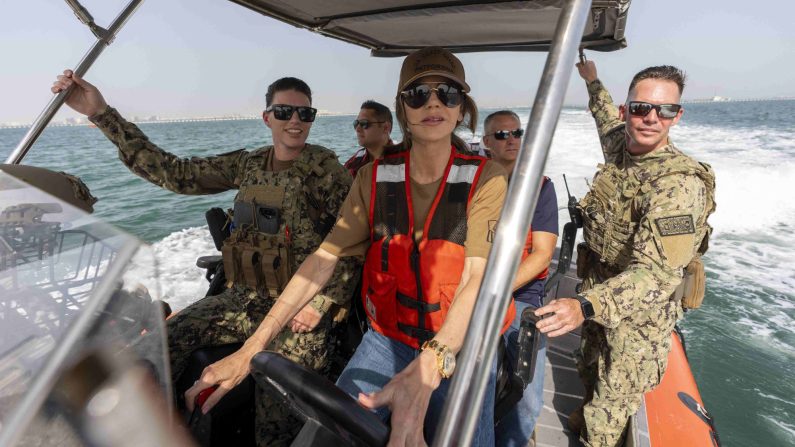 La secrétaire américaine à la Sécurité intérieure, Kristi Noem (au c.), pilote un bateau Over the Horizon, Mark 4, lors de l'activité de soutien naval à Manama, le 25 mai 2025. (ALEX BRANDON/POOL/AFP via Getty Images)