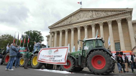Des tracteurs garés devant l’Assemblée nationale, la FNSEA appelle à « retrouver la capacité de produire en France »