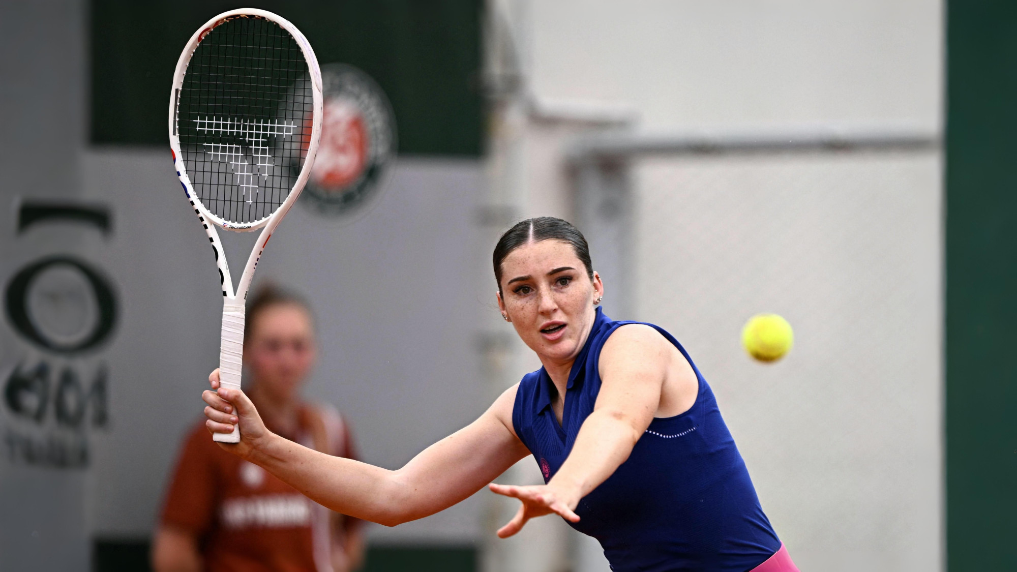 Roland-Garros : Loïs Boisson et Elsa Jacquemot, duel de bleues pour un huitième