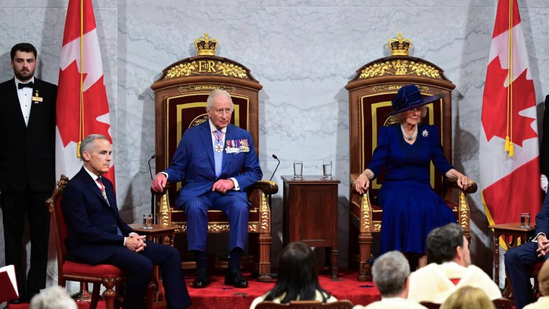 La reine Camilla et le roi Charles III assis au Sénat avec le Premier ministre canadien Mark Carney (à g.) lors de la première session d'ouverture de la 45e législature du Canada au Sénat du Canada, le 27 mai 2025 à Ottawa, au Canada. (Victoria Jones - Pool/Getty Images)