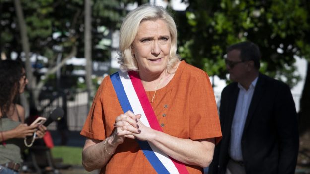 TVA sociale : Marine Le Pen brandit la menace d’une motion de censure