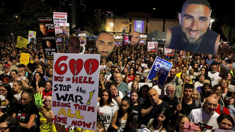 Des parents et des sympathisants des otages israéliens détenus dans la bande de Gaza depuis l'attaque du 7 octobre dans le sud d'Israël tiennent leurs portraits lors d'une manifestation sur la place des Otages à Tel-Aviv, le 28 mai 2025, pour marquer les 600 jours de leur captivité et exiger leur libération et la fin de la guerre. (AHMAD GHARABLI/AFP via Getty Images) 