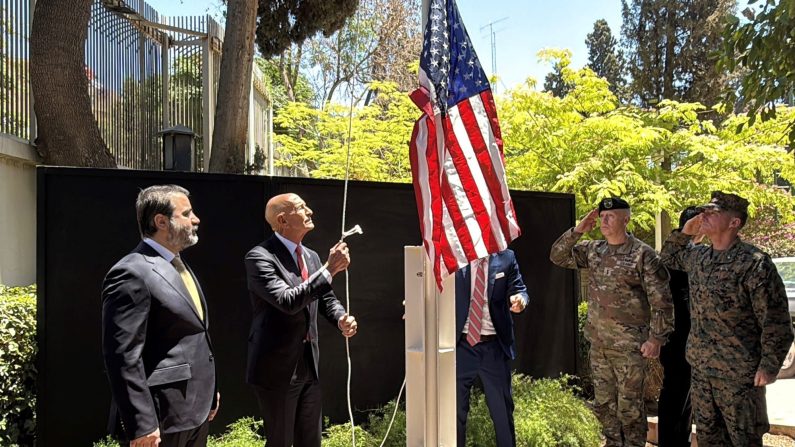 Le ministre syrien des Affaires étrangères Assaad al-Shibani (2e à g.) regarde l'envoyé spécial des États-Unis pour la Syrie, l'ambassadeur en Turquie Thomas Barrack, hisser le drapeau des États-Unis à la résidence de l'ambassadeur des États-Unis à Damas lors d'une cérémonie officielle qui s'est tenue le 29 mai 2025. (RAMI AL SAYED/AFP via Getty Images)