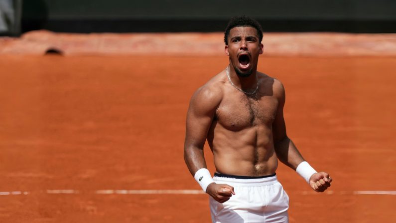 Le Français Arthur Fils célèbre sa victoire sur l'Espagnol Jaume Munar lors de leur match du jour 5 des Internationaux de France de tennis sur le court Suzanne-Lenglen du complexe Roland-Garros à Paris, le 29 mai 2025. (DIMITAR DILKOFF/AFP via Getty Images) 
