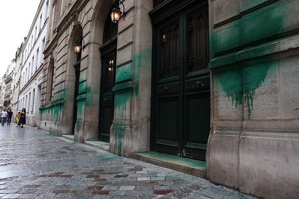 Une photo montre de la peinture verte jetée sur les murs de la synagogue des Tournelles à Paris, le 31 mai 2025. (THIBAUD MORITZ/AFP via Getty Images)