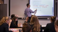 « Filles et maths » : Élisabeth Borne veut développer la présence féminine dans les domaines scientifiques