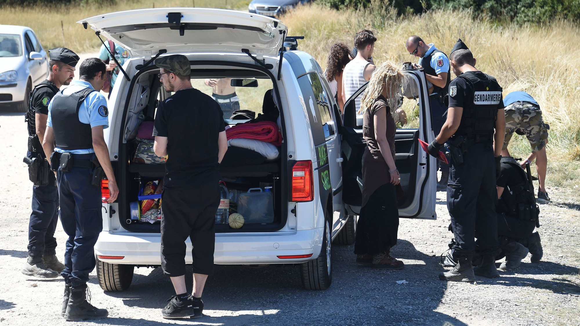 Rave-party en Lozère : des agriculteurs stoppent l’arrivée de fêtards, la situation dégénère