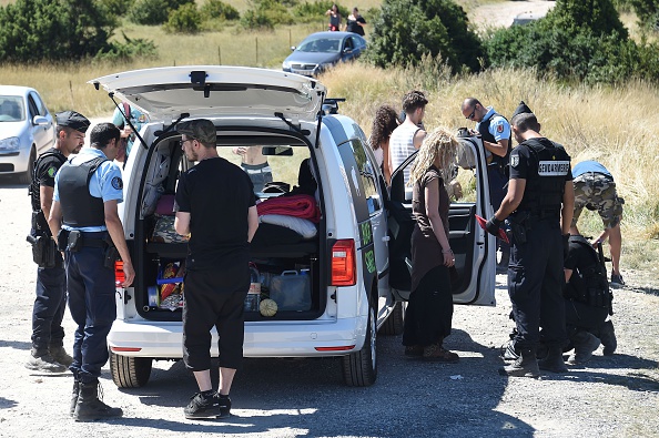 Rave-party en Lozère : des agriculteurs stoppent l’arrivée de fêtards, la situation dégénère