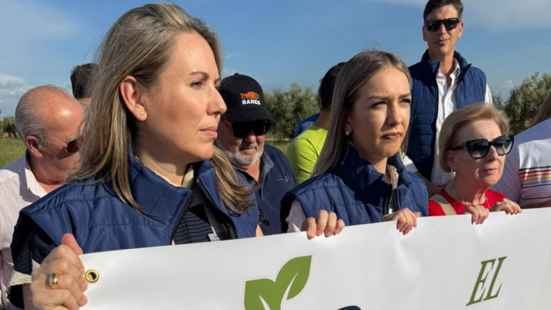 Natalia Corbalán tient une banderole lors d'une manifestation contre l'abattage d'oliviers à Jaén et Cordoue pour installer des panneaux photovoltaïques. (Crédit photo : SOS Rural)