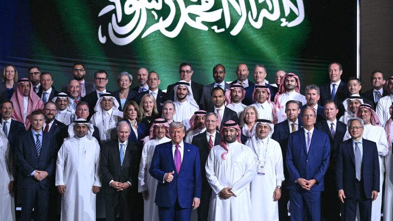 Le président américain Donald Trump et le prince héritier saoudien Mohammed Bin Salman posent pour une photo de groupe lors du forum d'investissement saoudo-américain au Centre de conférence international du roi Abdul Aziz à Riyad, en Arabie saoudite, le 13 mai 2025. (Brendan Smialowski/AFP via Getty Images)