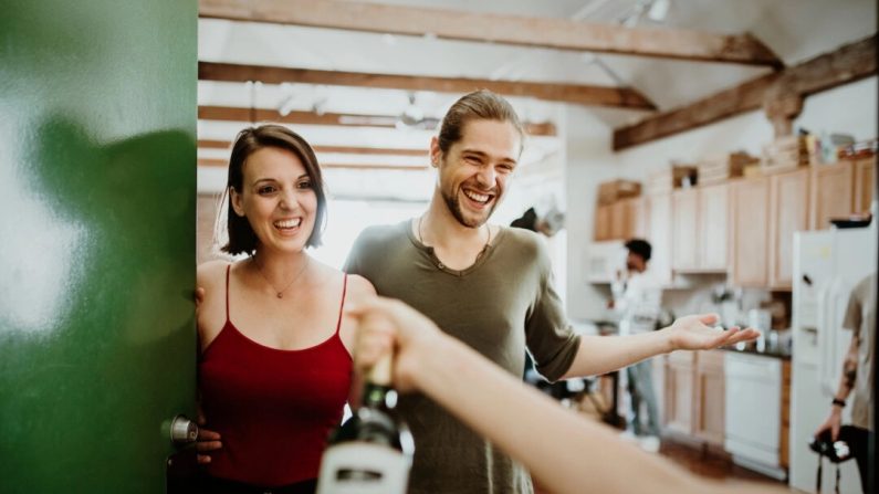 Apportez un cadeau pour remercier vos hôtes. (Rawpixel.com/Shutterstock)