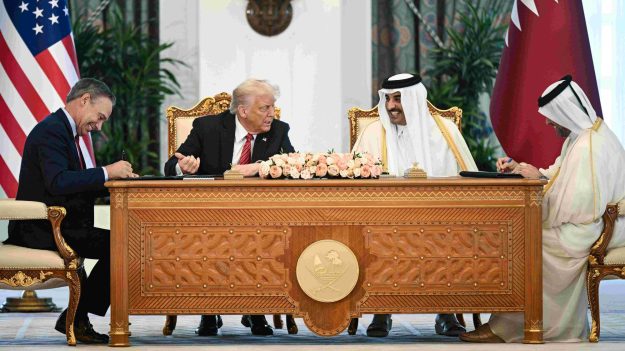 Donald Trump scelle des accords de 244 milliards de dollars avec le Qatar, incluant une vente historique d’avions Boeing